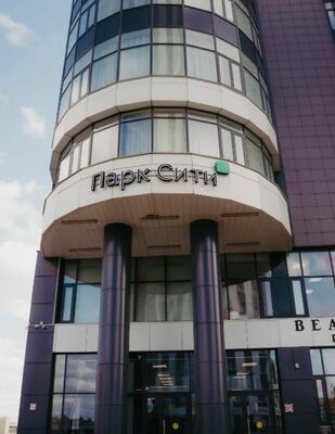 Главный вход в Гостиницу Hotel Hemingway Парк сити Красноярск